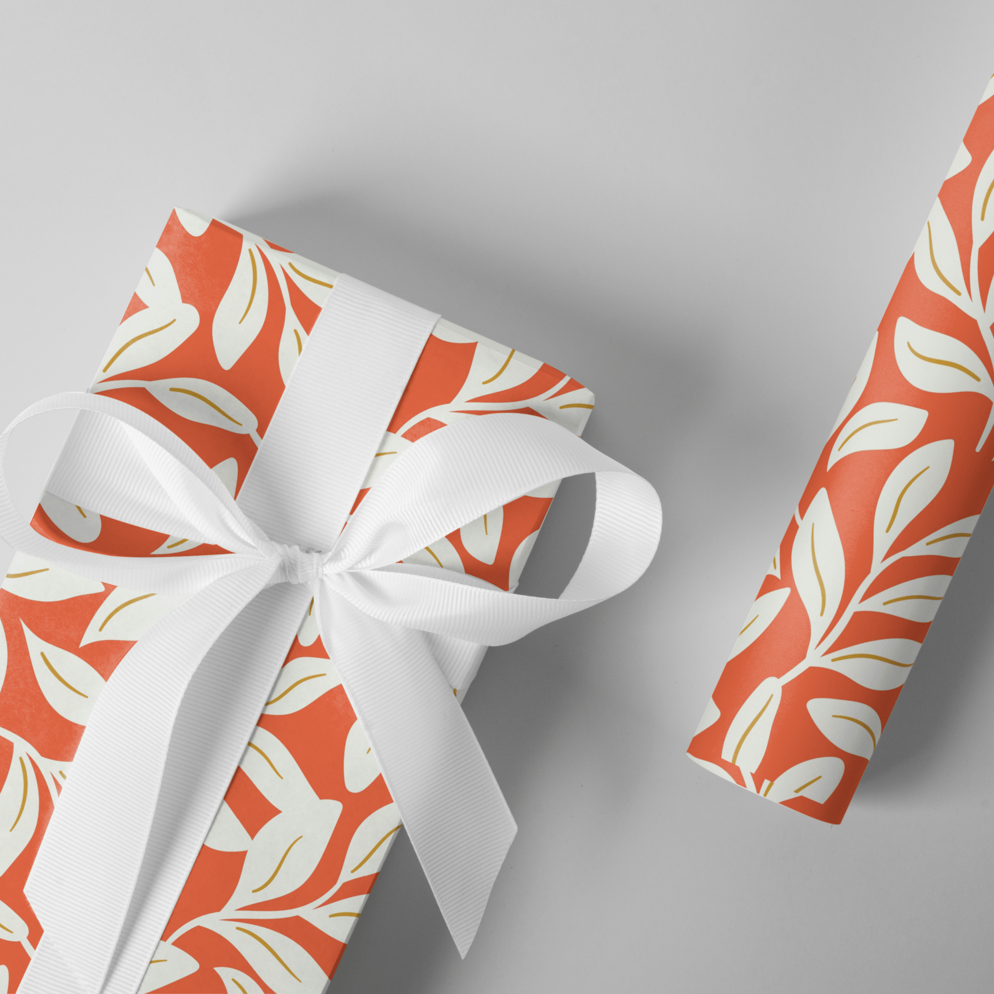 cadeau et rouleau papier cadeau floral orange et blanc