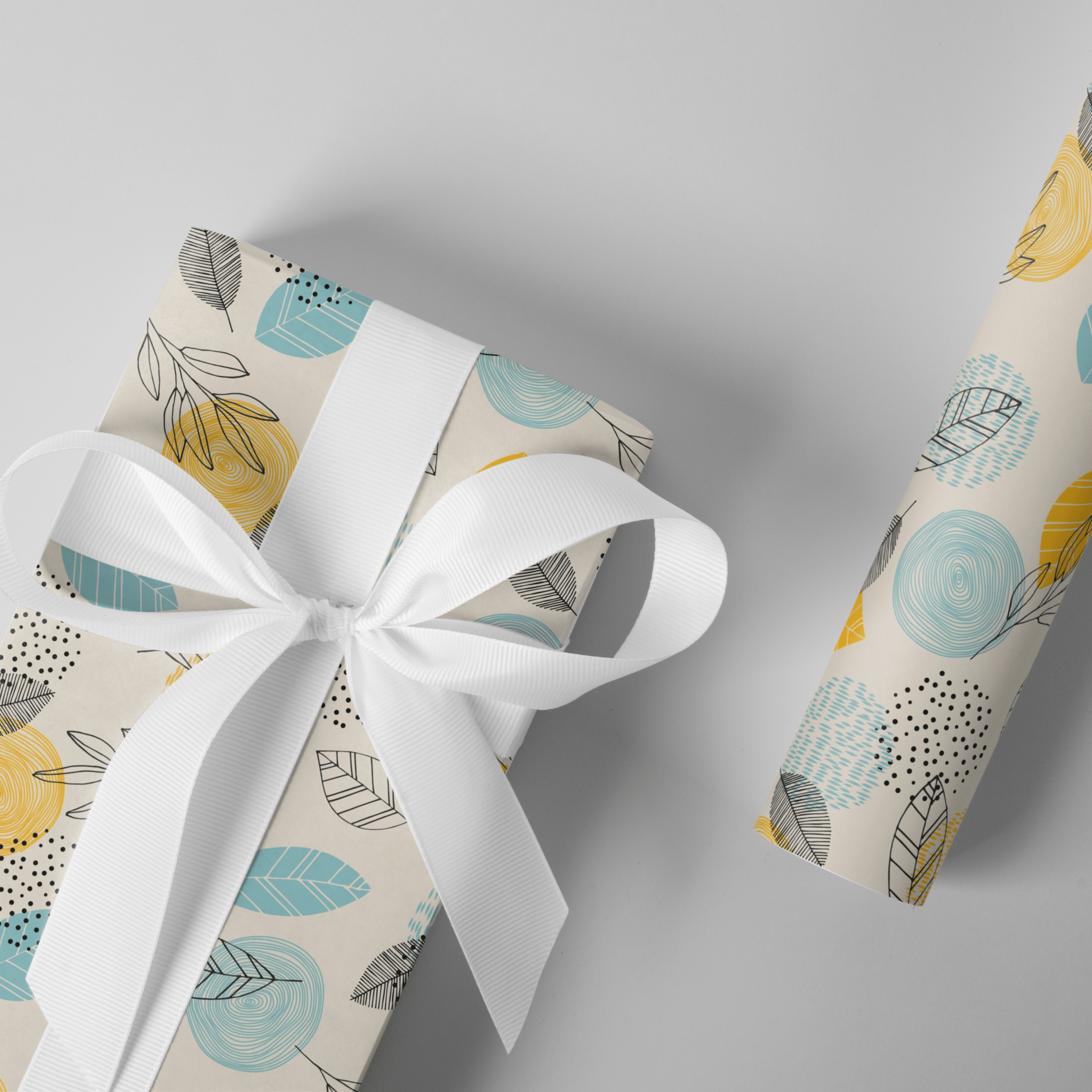 cadeau et rouleau papier cadeau floral jaune et bleu