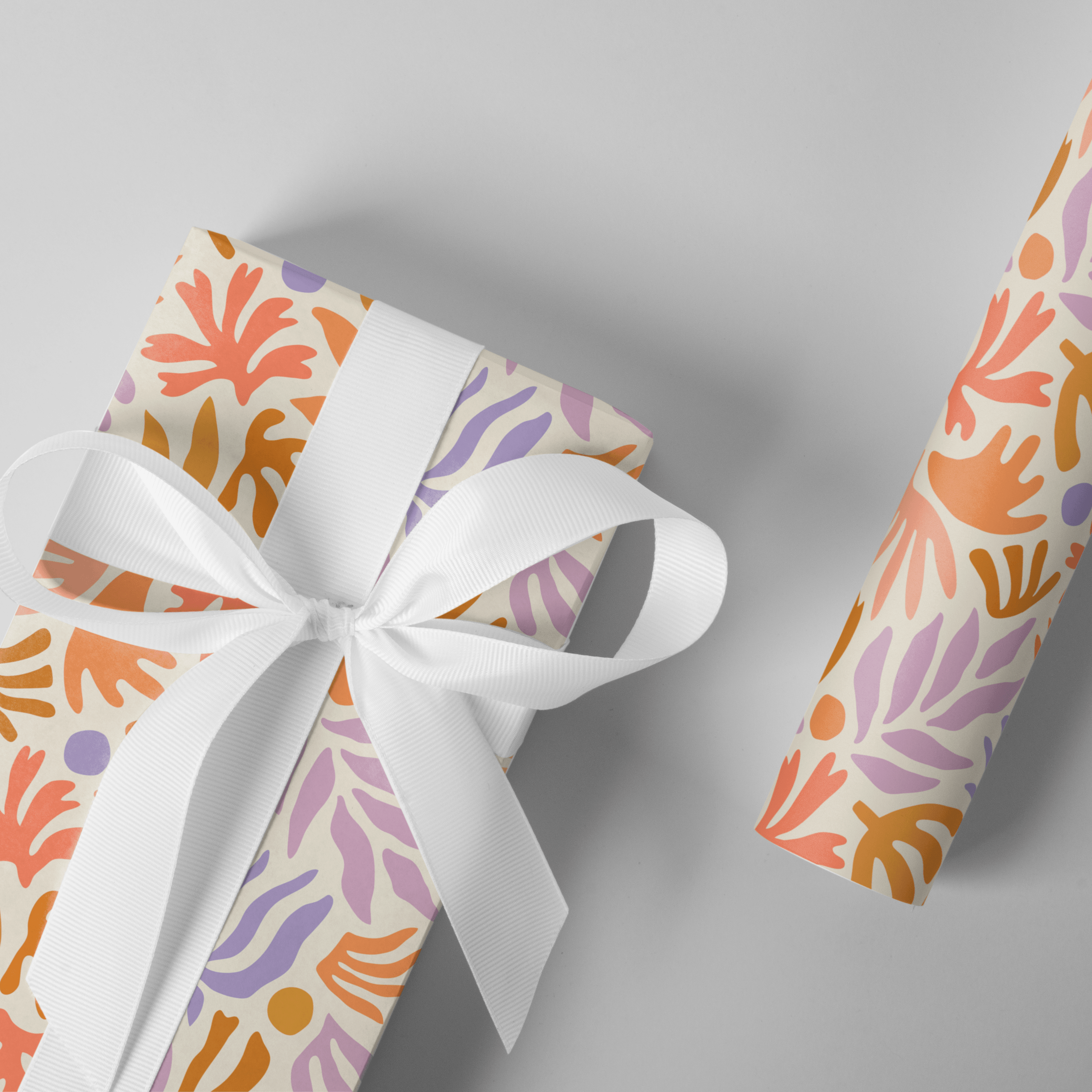 cadeau et rouleau papier cadeau floral orange et violet