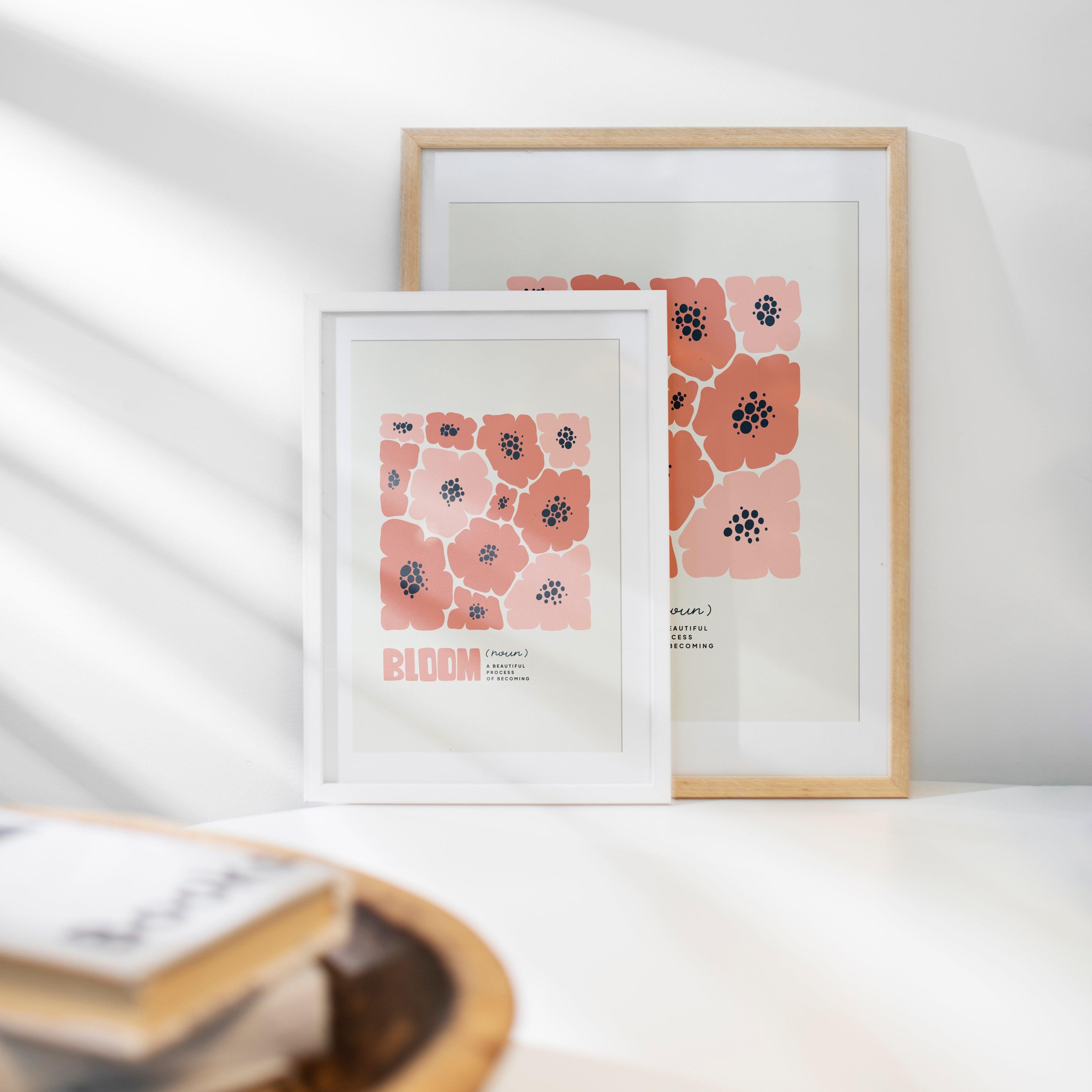 Affiche fleurs roses Bloom cadre blanc et bois