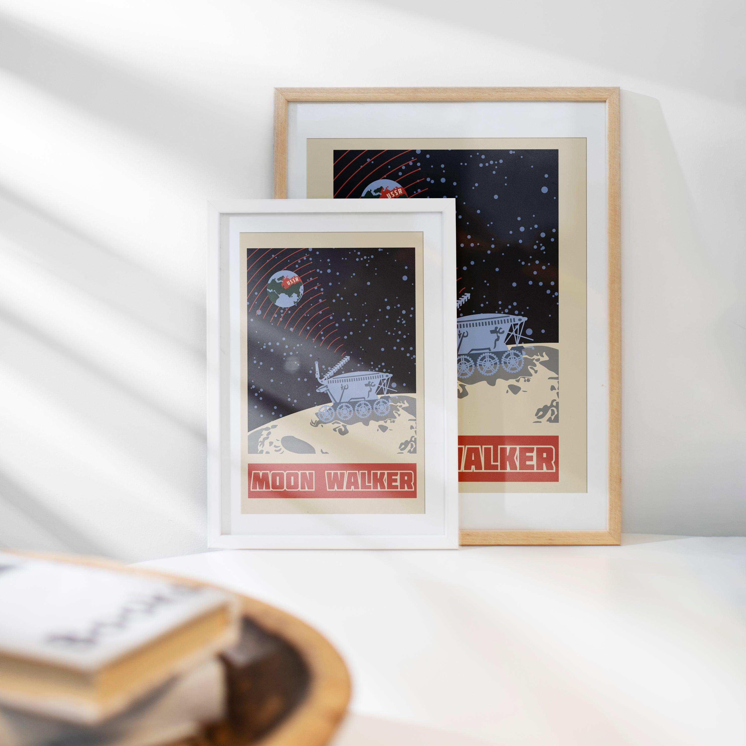 Affiche Moon Walker - Style Vintage d'Art Spatial Soviétique cadre bois et blanc