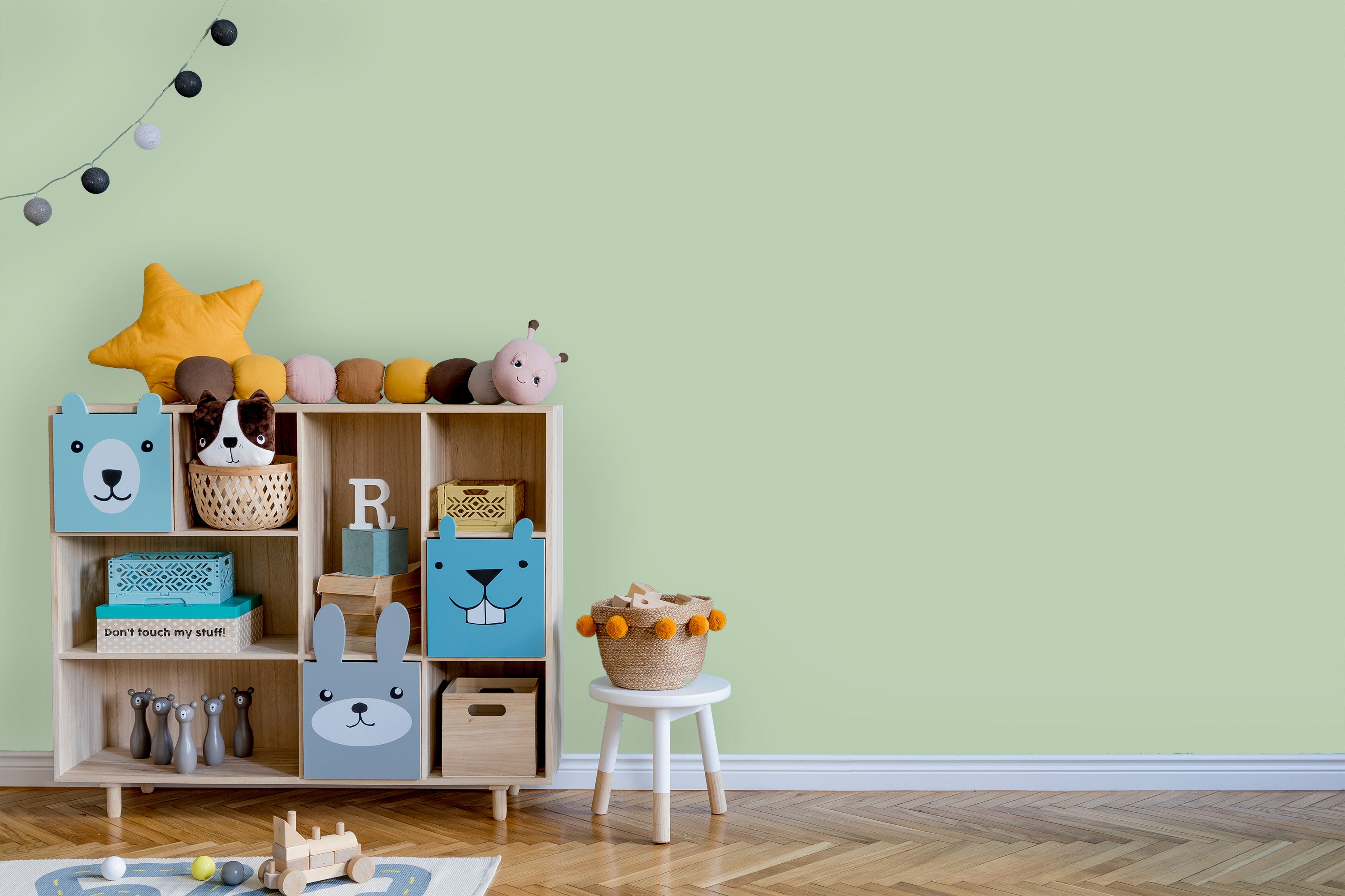 Espace jeu enfant avec mur vide avant pose de papier peint