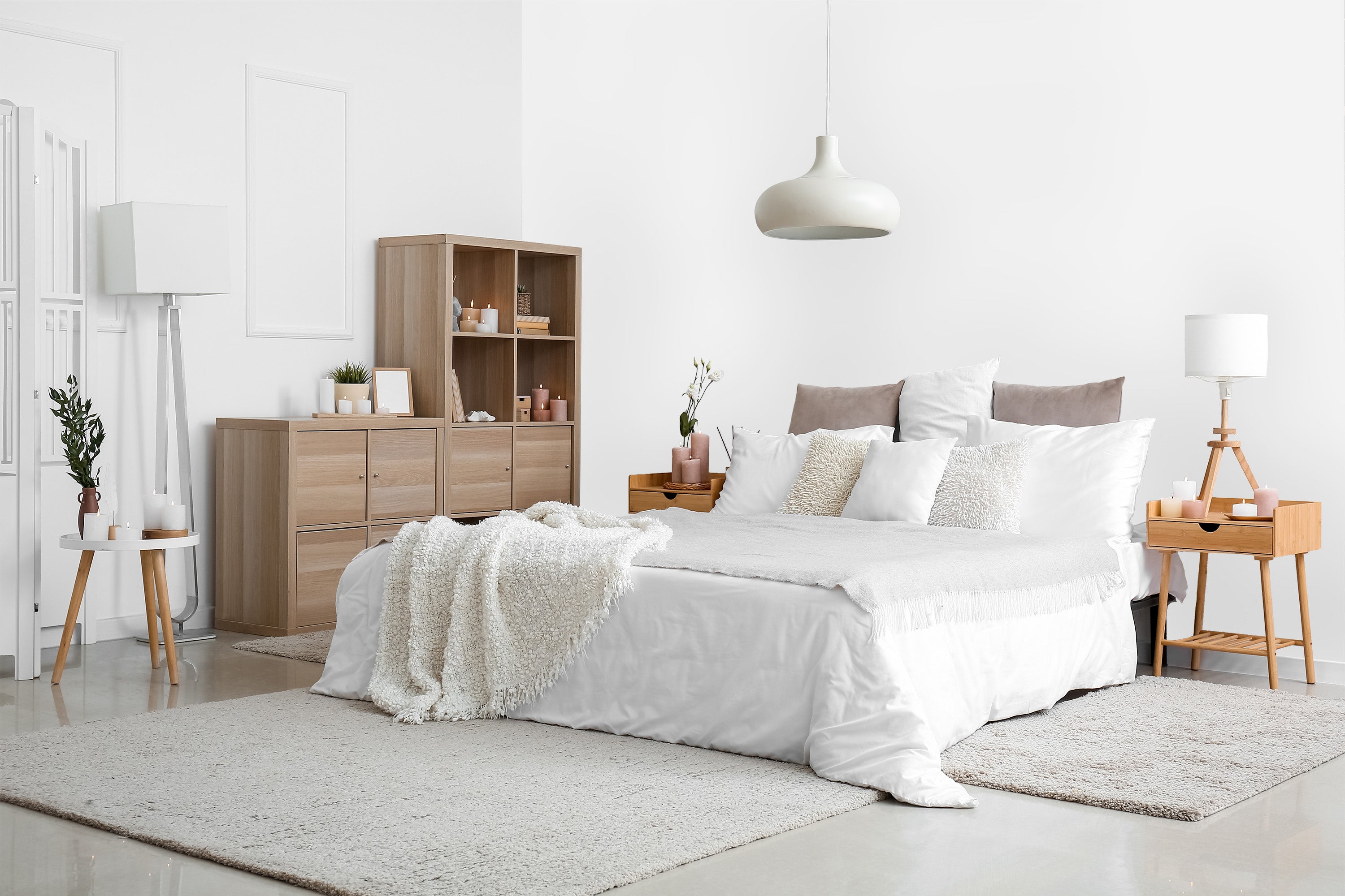 chambre blanche avec mur vide