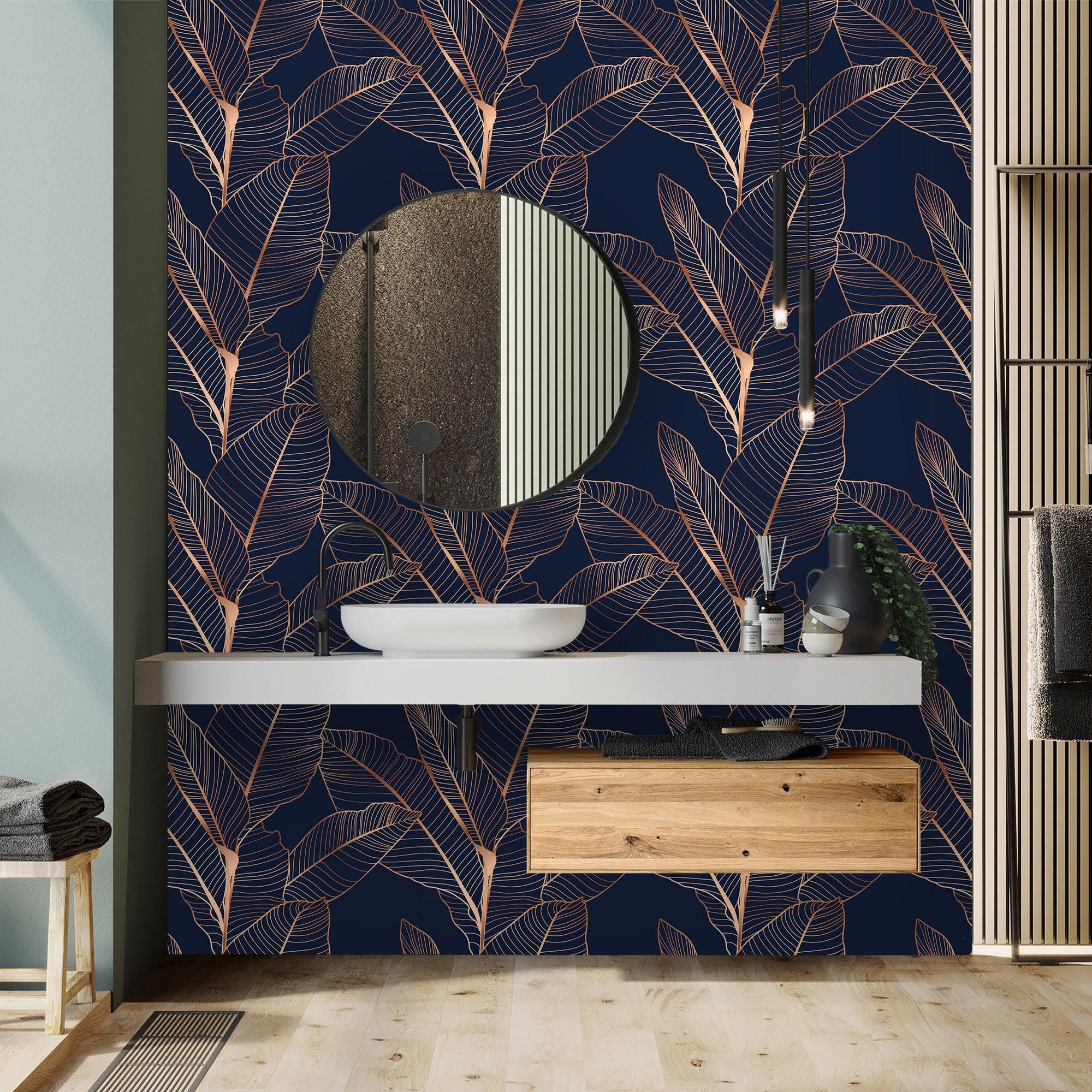 salle de bain avec papier peint floral bleu et doré Gaia