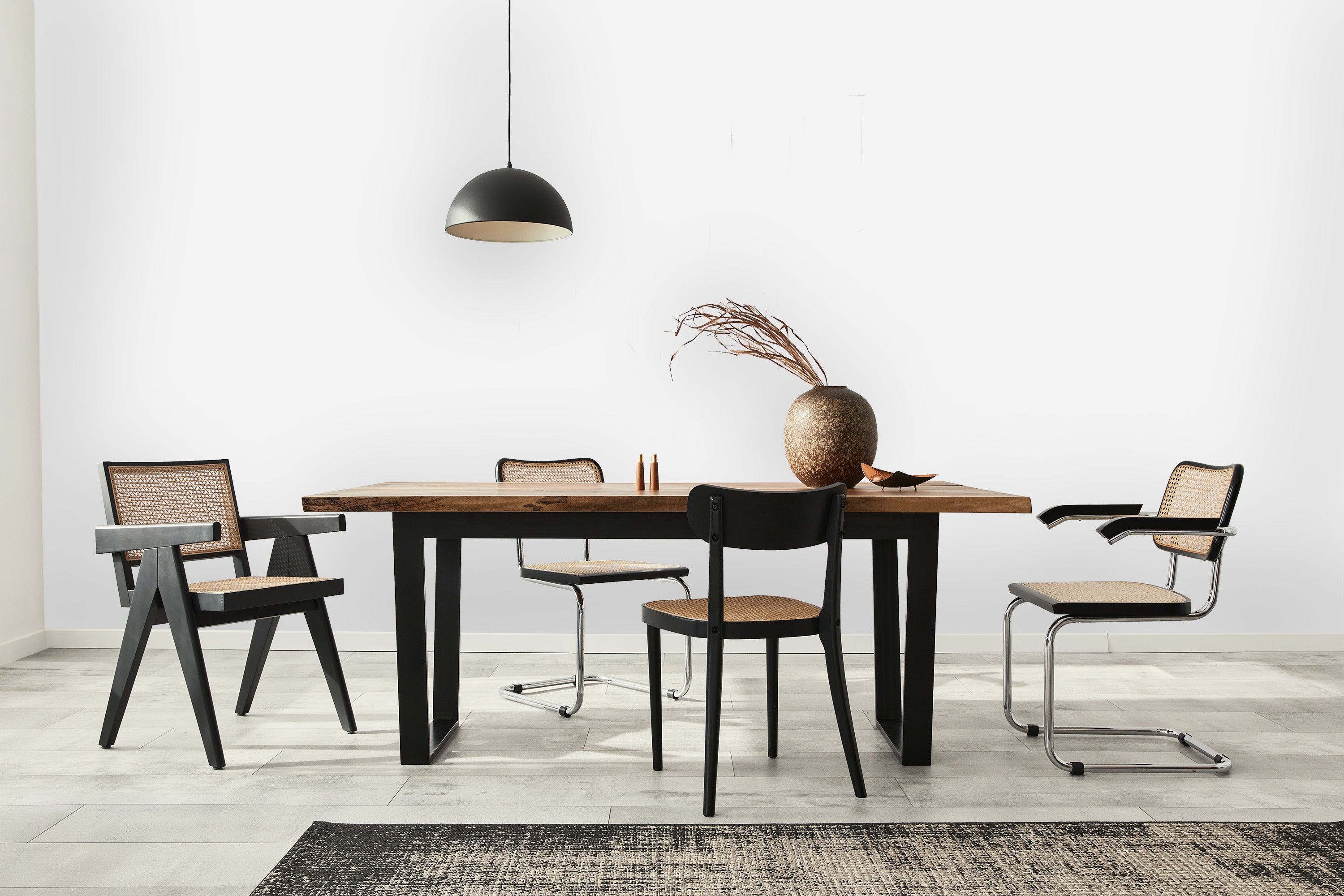 salle à manger noir bois avec mur blanc