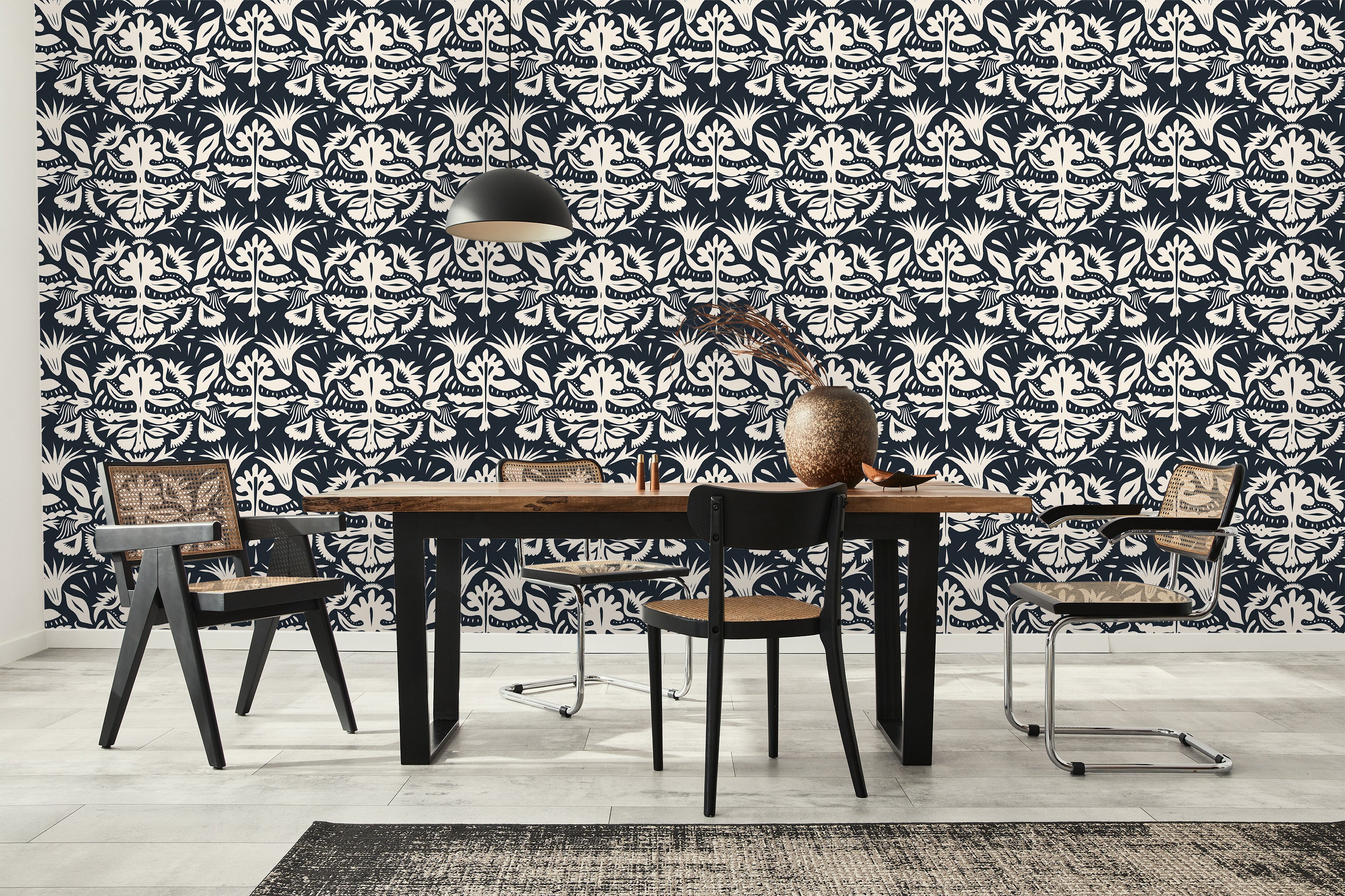 salle à manger avec papier peint floral noir et blanc Iris