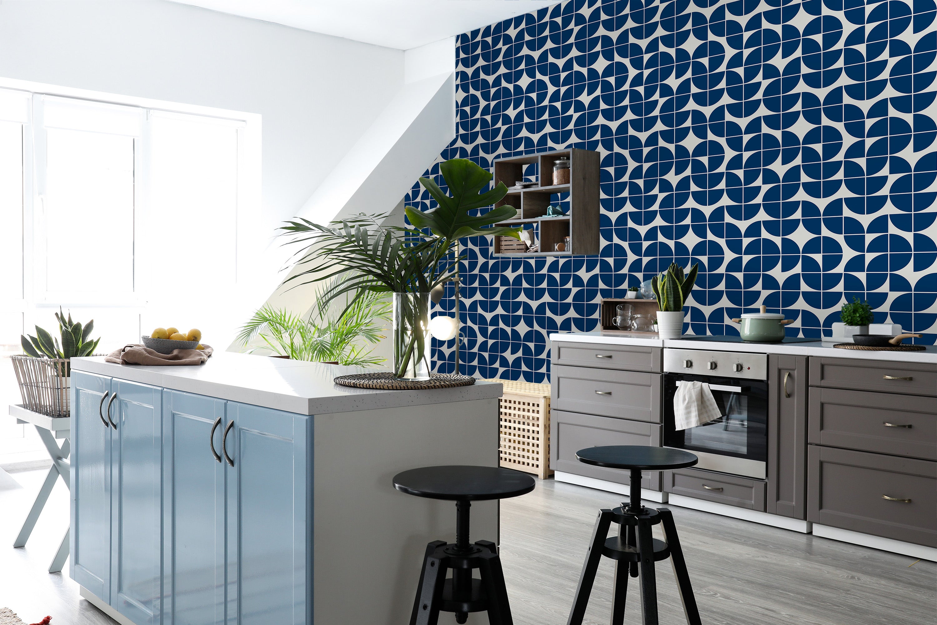 cuisine bleue avec papier peint géométrique Leif