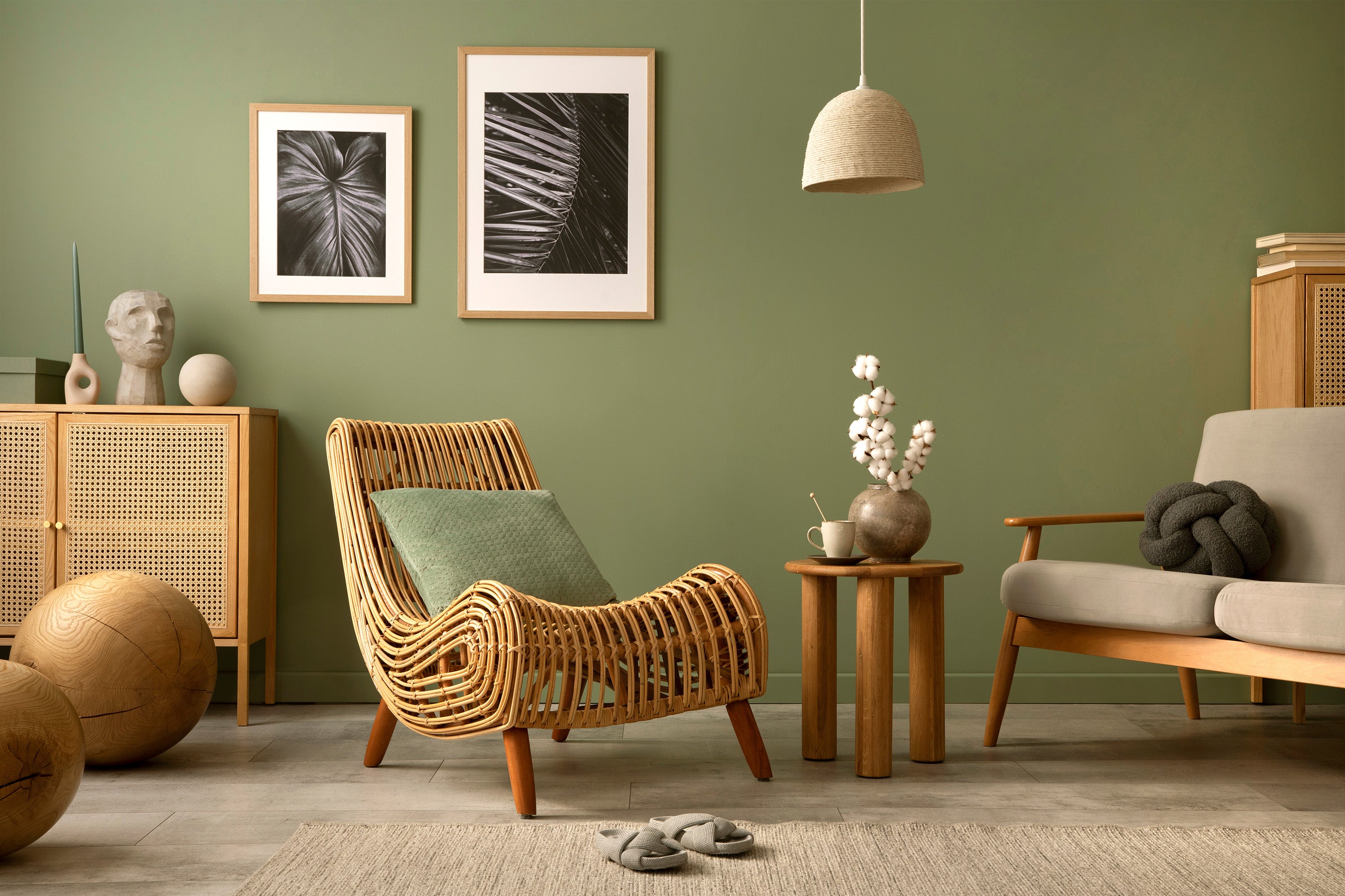 séjour vert fauteuil osier