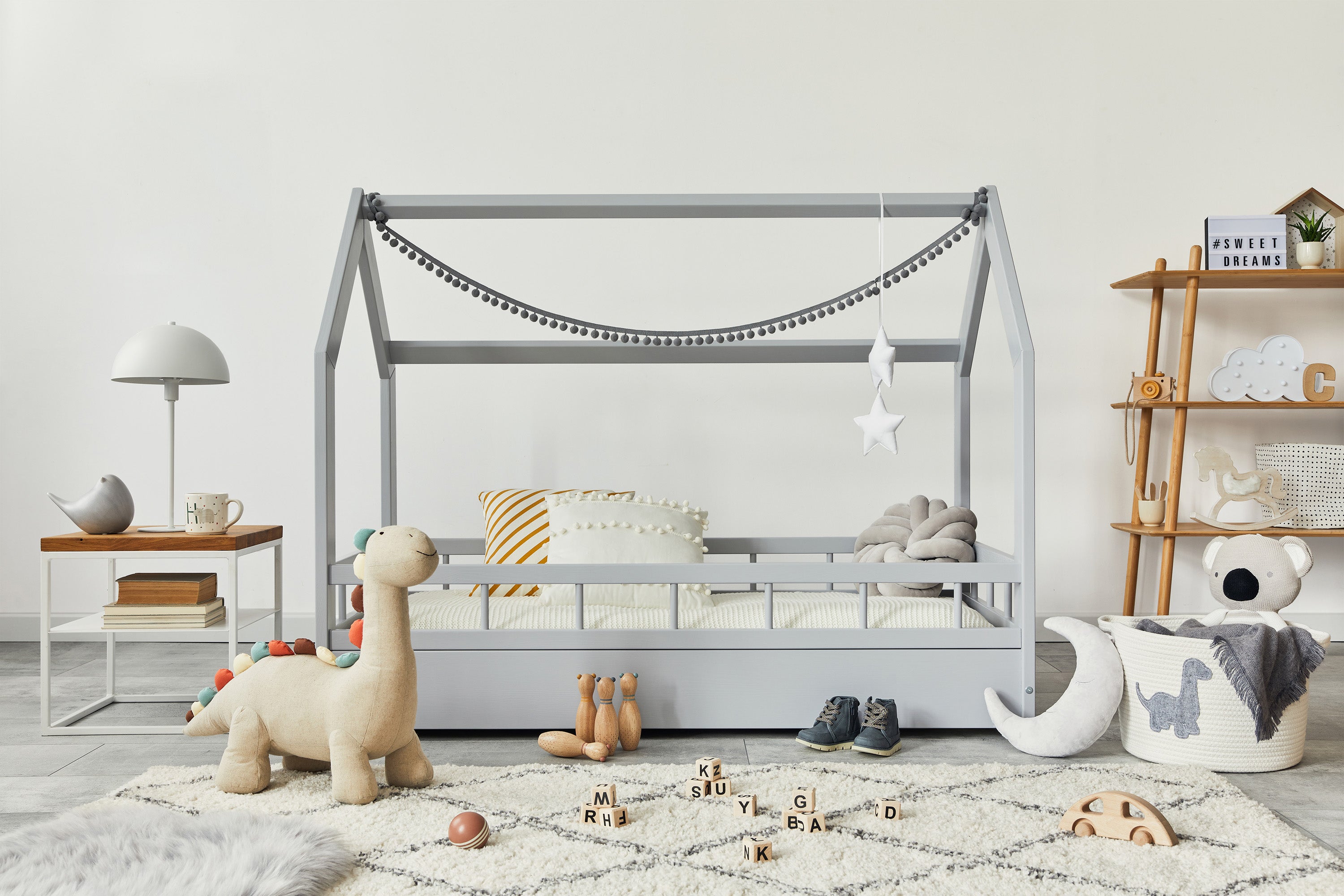 mur vide dans une chambre d'enfant avec des jouets et peluches