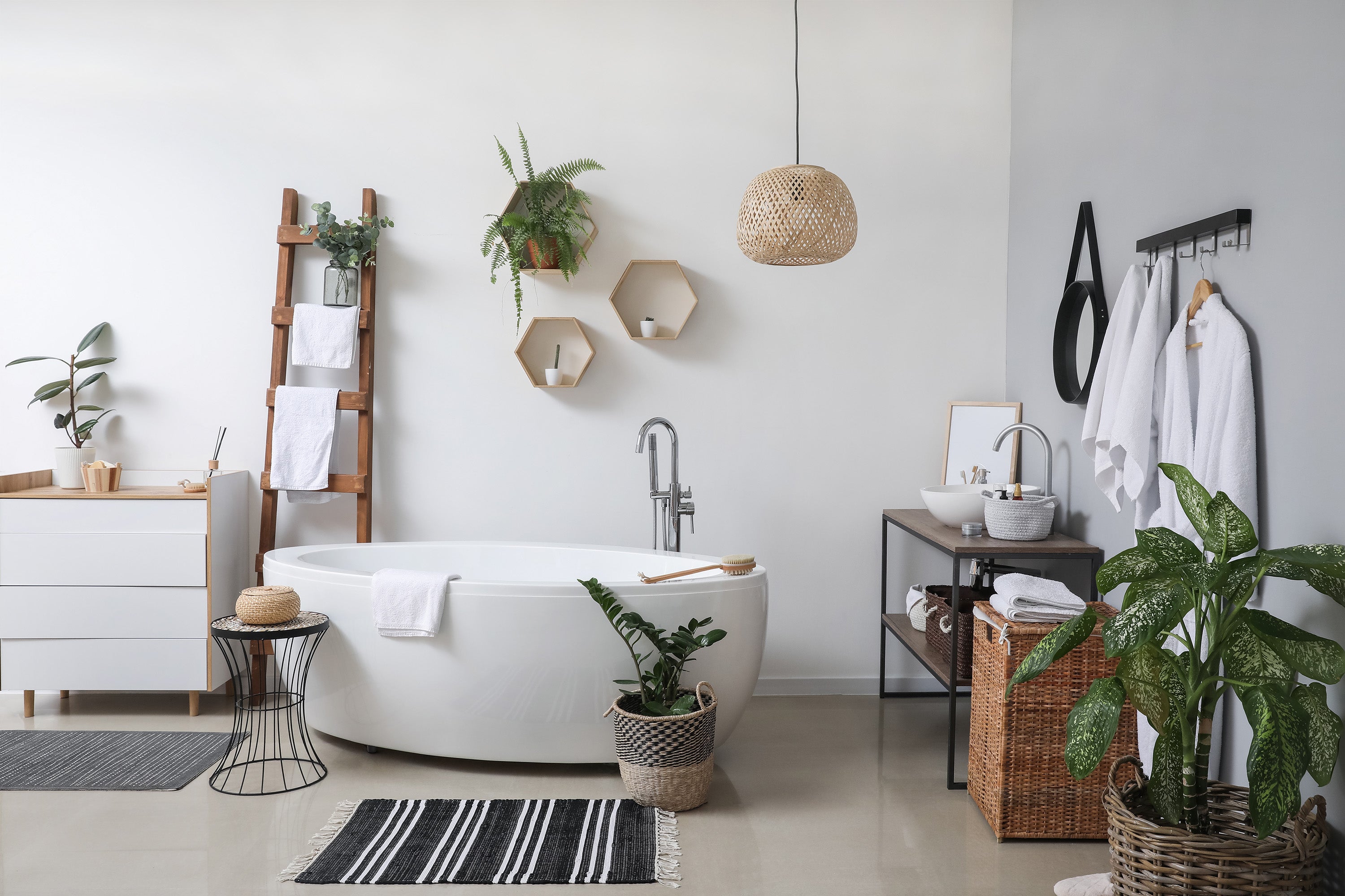 salle de bain blanche bois plantes