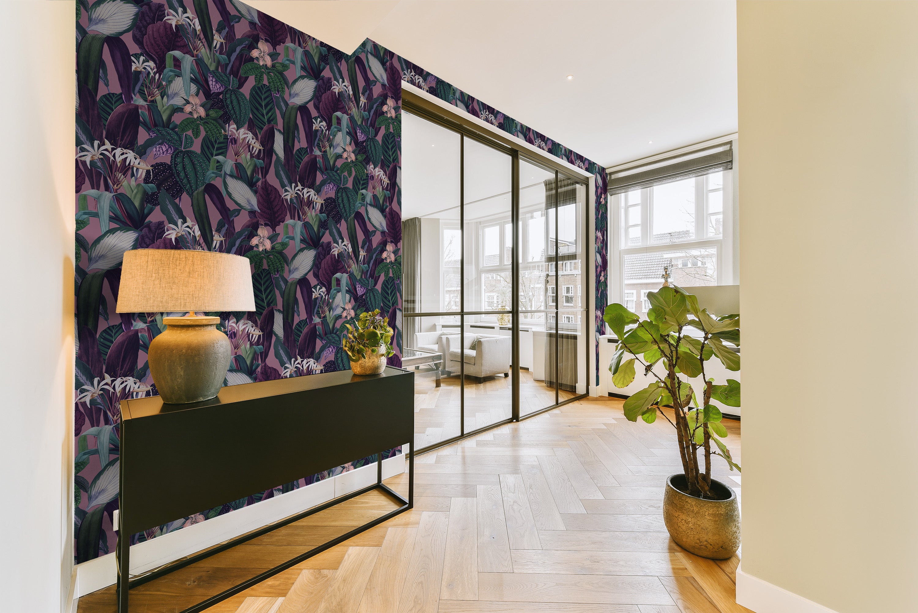 piece a vivre miroir meuble papier peint motifs feuilles et fleurs violet vert et bleu