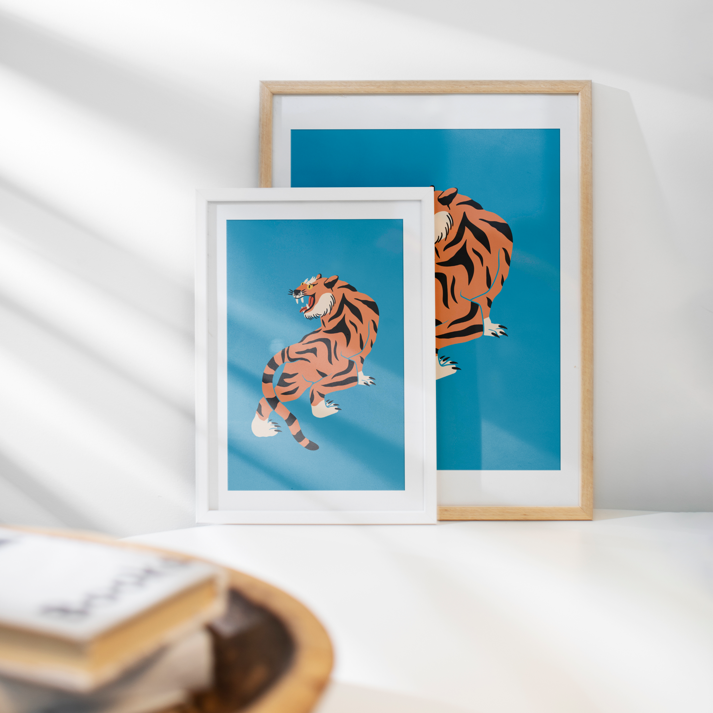 Affiche Blue Tiger cadre blanc et bois